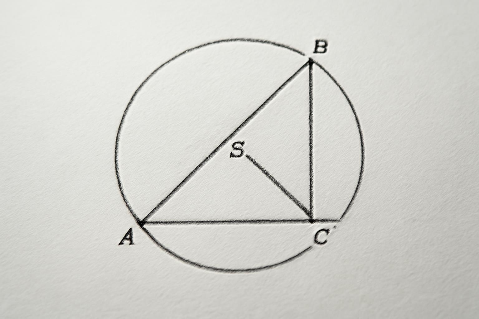 Derékszögű háromszög köré írható kör sugara